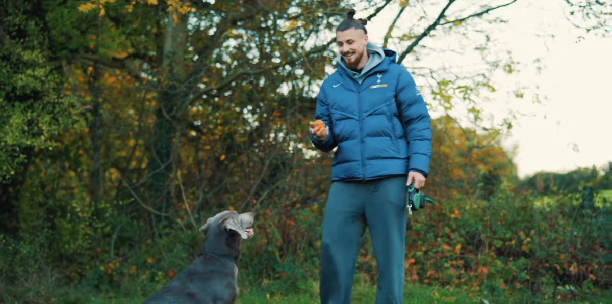 Radu Drăgușin așa cum nu l-ai mai văzut » Fundașul a deschis ușa casei sale din Londra