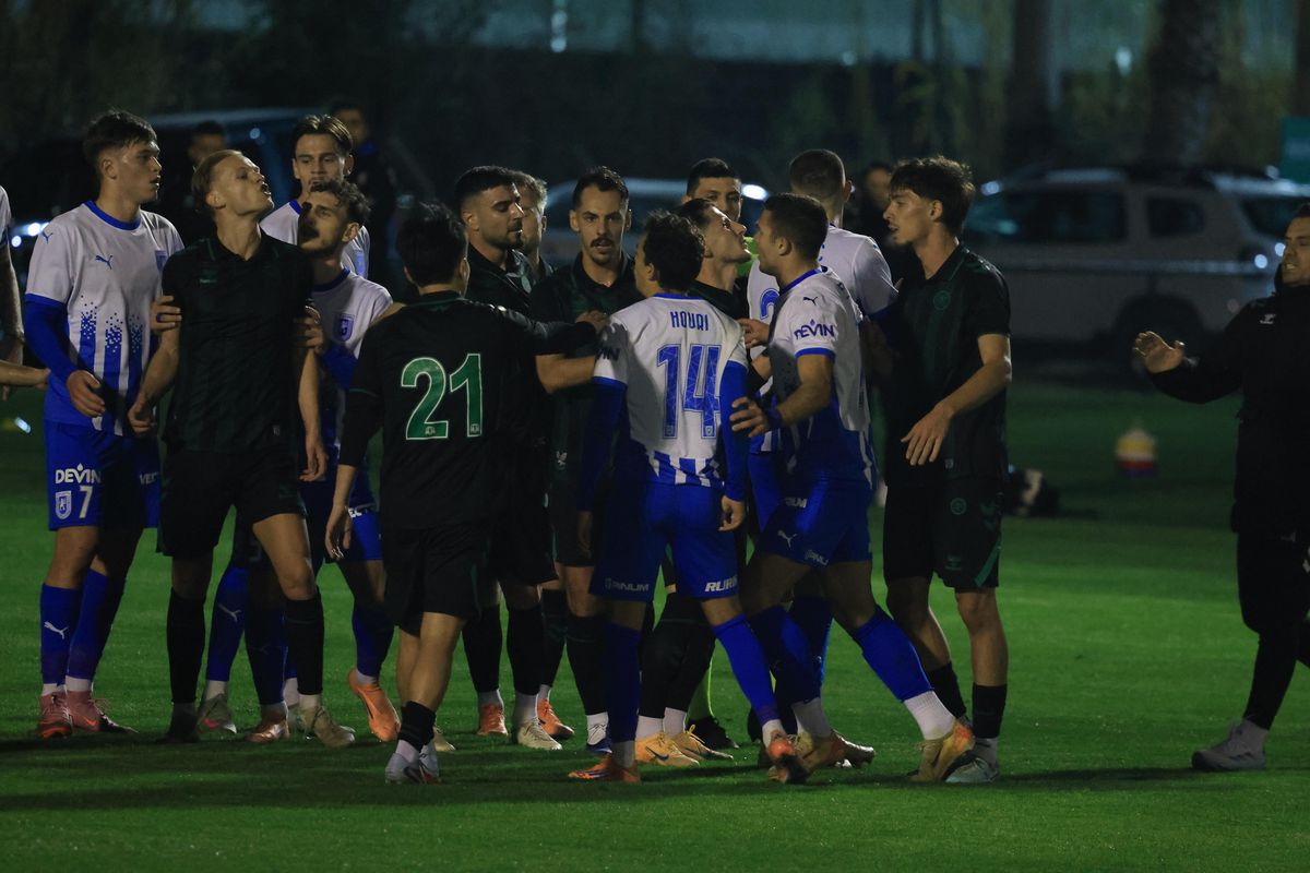 Universitatea Craiova - Konyaspor s-a încheiat cu mare scandal! Arbitrul a fluierat finalul în minutul 88 din cauza incidentelor