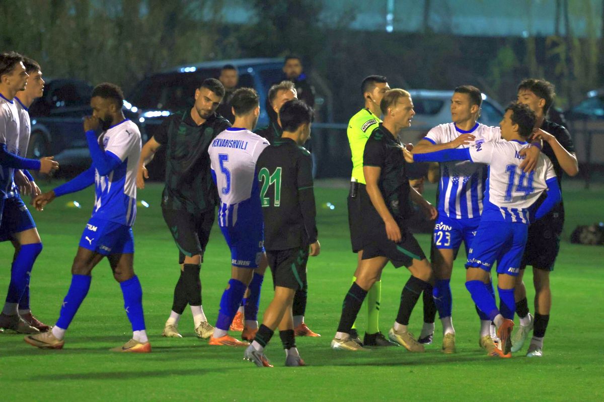 Universitatea Craiova - Konyaspor s-a încheiat cu mare scandal! Arbitrul a fluierat finalul în minutul 88 din cauza incidentelor