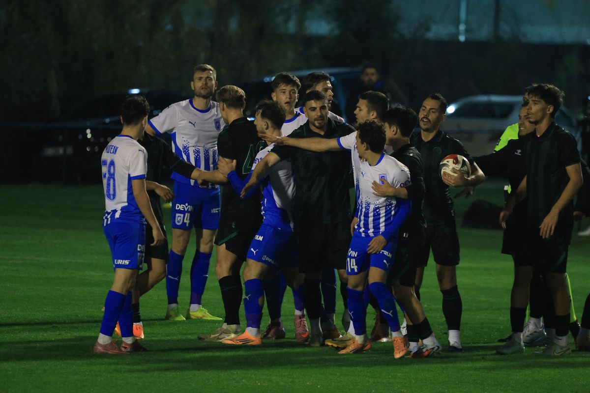 Universitatea Craiova - Konyaspor s-a încheiat cu mare scandal! Arbitrul a fluierat finalul în minutul 88 din cauza incidentelor