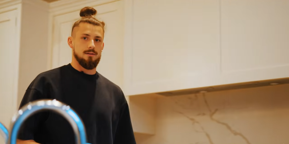 Radu Drăgușin a deschis ușa casei sale