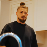 Radu Drăgușin a deschis ușile casei sale / foto: YouTube Tottenham Hotspur