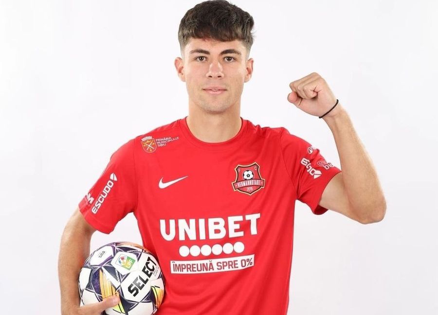 Ianis Mihart / Sursă foto: Facebook Dorinel Munteanu a luat decizia: nu se mai bazează pe fiul unui fost fotbalist cunoscut al Diviziei A » Reacția jucătorului: „Sunt în discuții cu ei”