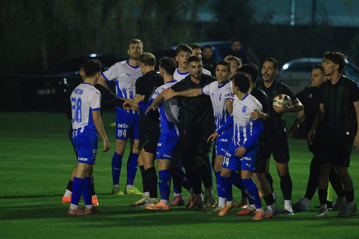 Universitatea Craiova - Konyaspor s-a încheiat cu mare scandal! Arbitrul a fluierat finalul în minutul 88 din cauza incidentelor