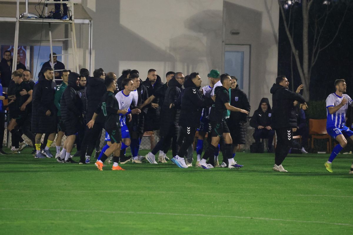 Bătaie generală la primul amical al Universității Craiova din Antalya: Coelho a intrat pe teren » Imagini de pe gazon