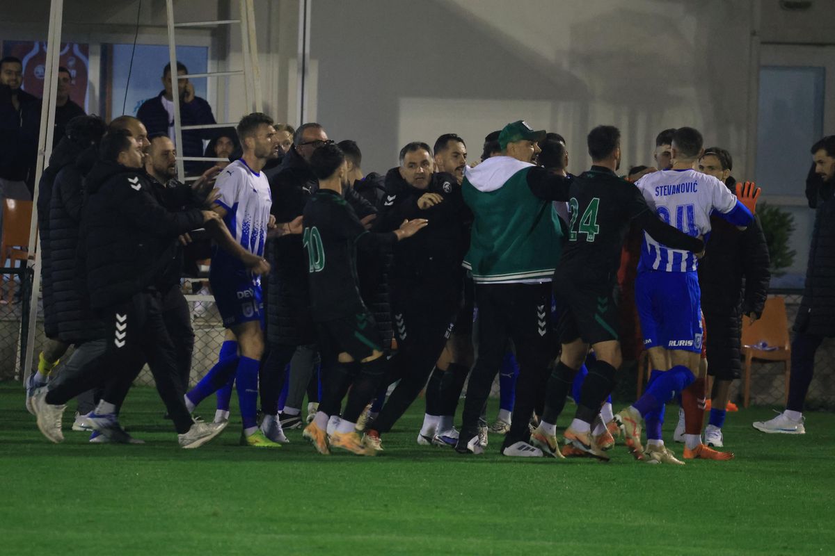 Bătaie generală la primul amical al Universității Craiova din Antalya: Coelho a intrat pe teren » Imagini de pe gazon