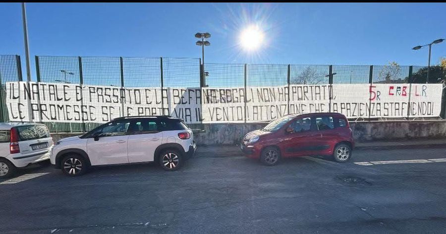 Banner-ul afișat de fani celor de la Genoa la baza de antrenament / Foto: pianetagenoa1893 Prima decizie a lui Dan Șucu după protestul fanilor lui Genoa » Daniele De Rossi a făcut anunțul
