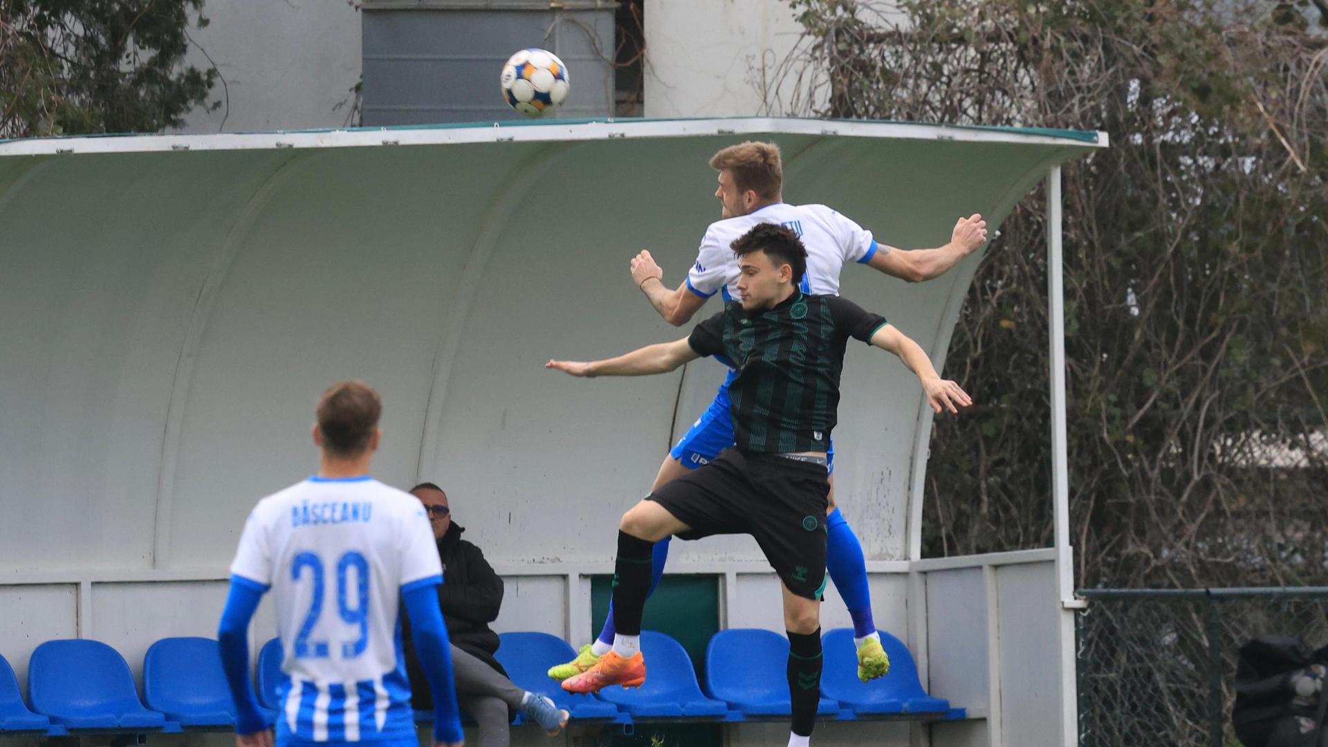 Jucători Universitatea Craiova în antrenament intens pe teren în Antalya, pregătindu-se pentru campionat după amicalul de iarnă. | sursa foto: Gazeta Sporturilor