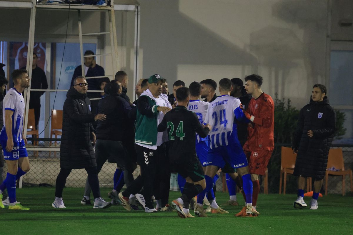 Bătaie generală la primul amical al Universității Craiova din Antalya: Coelho a intrat pe teren » Imagini de pe gazon