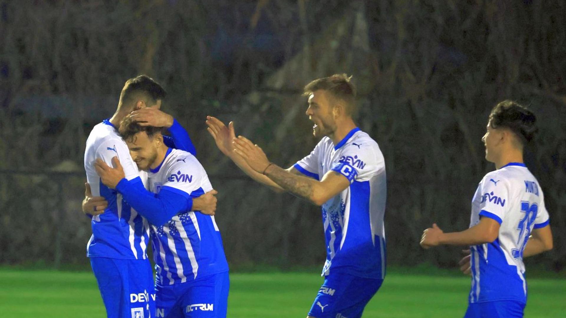 Jucători Universitatea Craiova în acțiune pe terenul bazei Arcadia în amicalul cu Stuttgart 2, cantonament Antalya 2024 | sursa foto: Gazeta Sporturilor