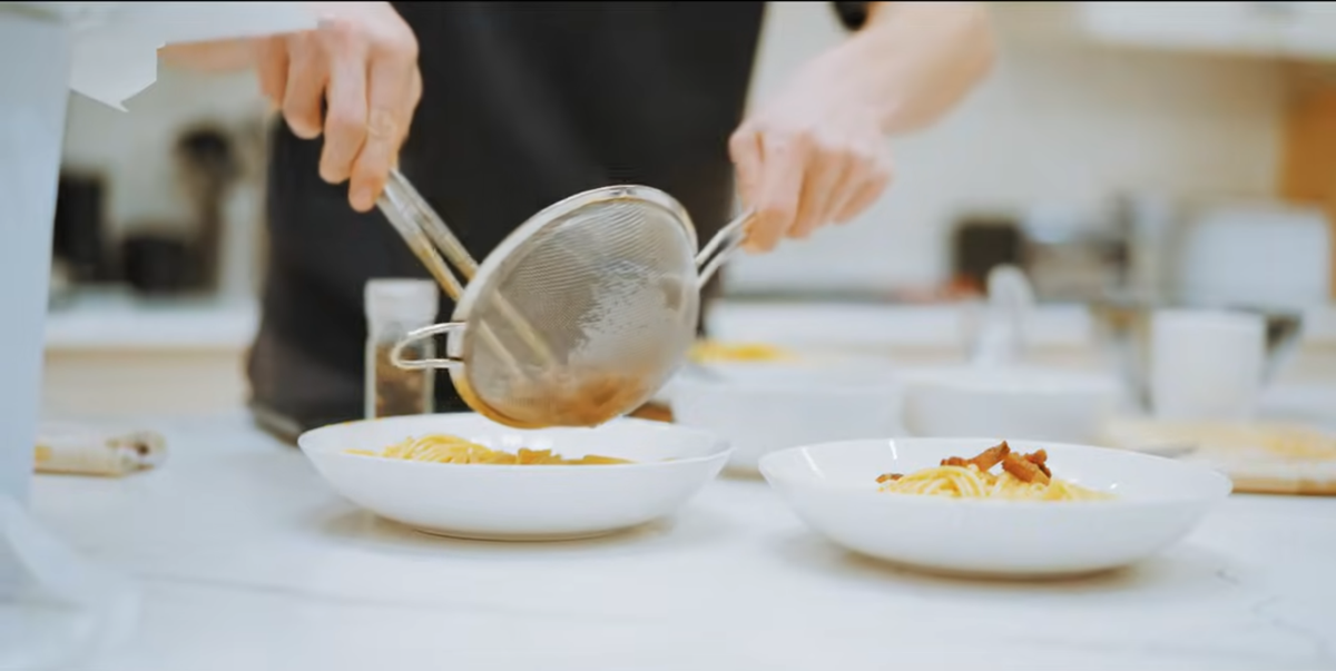 Radu Drăgușin așa cum nu l-ai mai văzut » Fundașul a deschis ușa casei sale din Londra