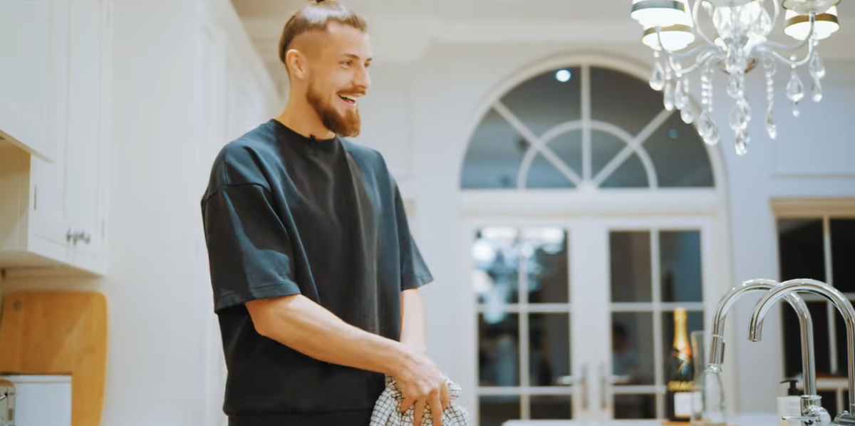 Radu Drăgușin a deschis ușa casei sale