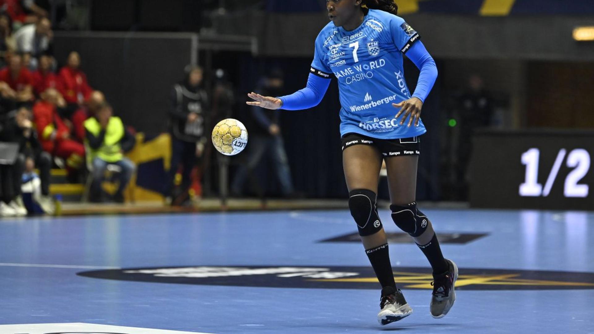 Grace Zaadi în echipamentul SCM Râmnicu Vâlcea, semnând contractul pentru transfer handbal în sezonul următor. | sursa foto: Gazeta Sporturilor