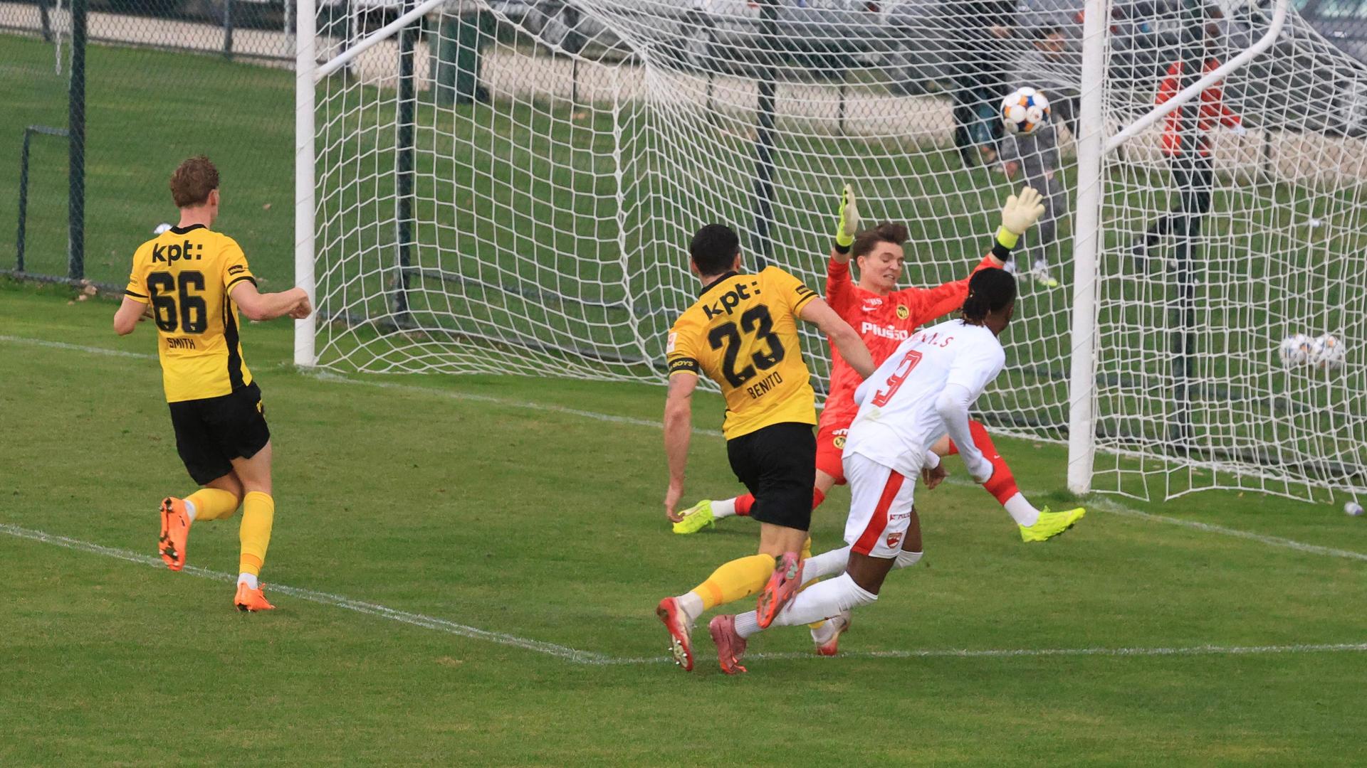 Jucători Dinamo în echipament modificat fără sponsori, aplicând tactica baloane lungi în amicalul cu Young Boys în Antalya. | sursa foto: Gazeta Sporturilor Jucători Dinamo în echipament modificat fără sponsori, aplicând tactica baloane lungi în amicalul cu Young Boys în Antalya. | sursa foto: Gazeta Sporturilor