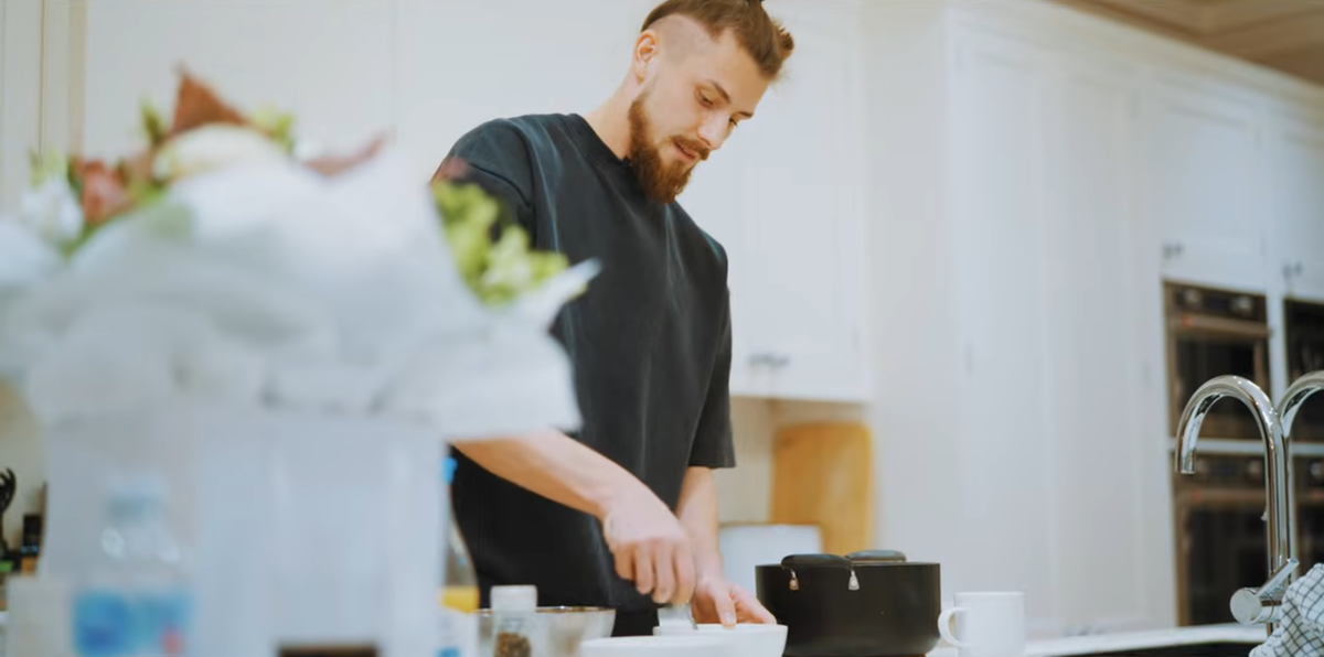 Radu Drăgușin așa cum nu l-ai mai văzut » Fundașul a deschis ușa casei sale din Londra