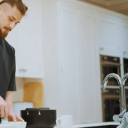 Radu Drăgușin a deschis ușile casei sale / foto: YouTube Tottenham Hotspur