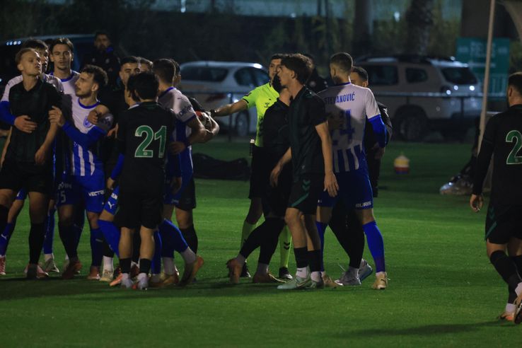 Scandal pe teren în Craiova - Konyaspor // FOTO: Ionuț Iordache (GSP.ro)