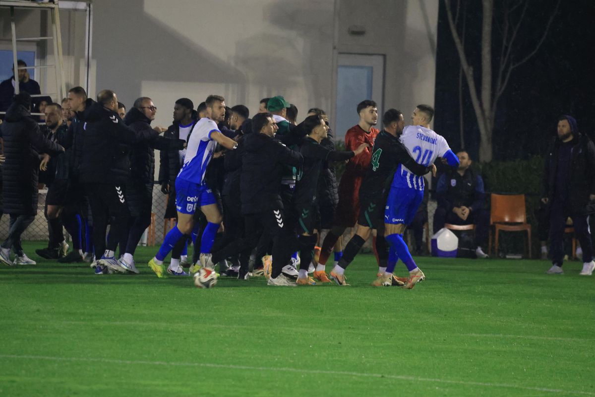 Bătaie generală la primul amical al Universității Craiova din Antalya: Coelho a intrat pe teren » Imagini de pe gazon