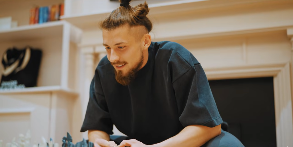 Radu Drăgușin a deschis ușa casei sale