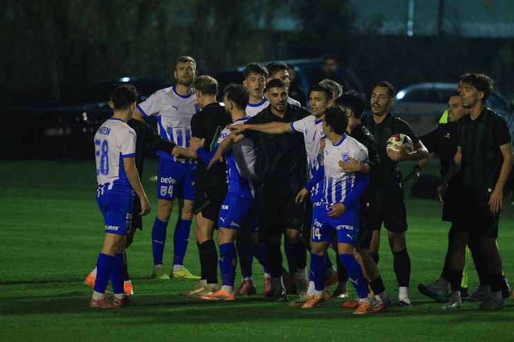 Scandal pe teren în Craiova - Konyaspor // FOTO: Ionuț Iordache (GSP.ro)