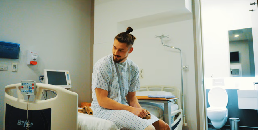 Radu Drăgușin a deschis ușile casei sale / foto: YouTube Tottenham Hotspur Radu Drăgușin așa cum nu l-ai mai văzut » Fundașul a deschis ușa casei sale din Londra