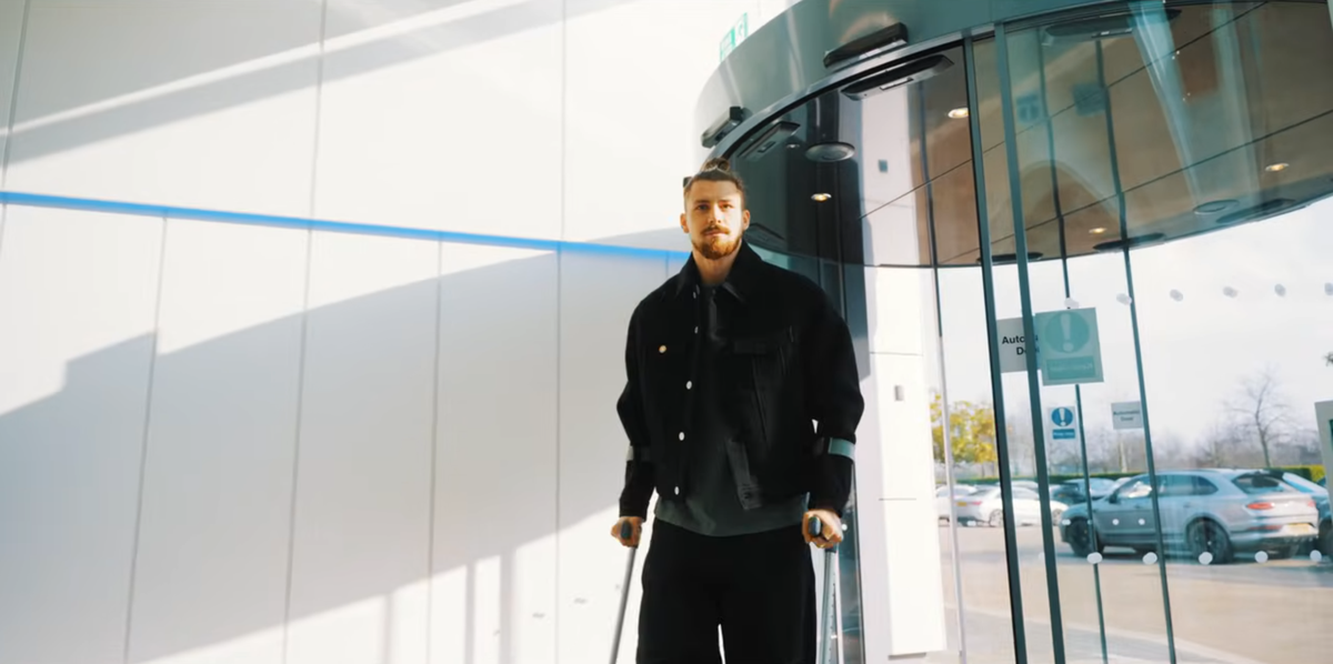 Radu Drăgușin așa cum nu l-ai mai văzut » Fundașul a deschis ușa casei sale din Londra