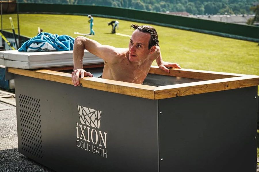 Domen Prevc făcând o baie cu gheață Foto: Instagram Campionul în Turneul celor Patru Trambuline, amator de saună și colecționar de ceasuri