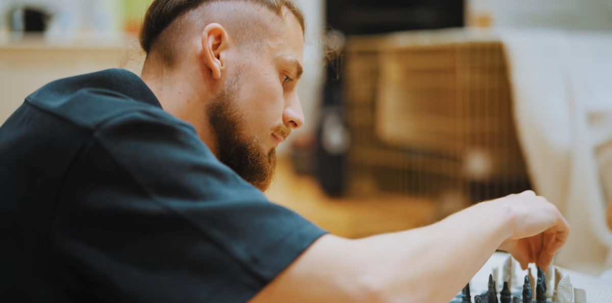 Radu Drăgușin așa cum nu l-ai mai văzut » Fundașul a deschis ușa casei sale din Londra