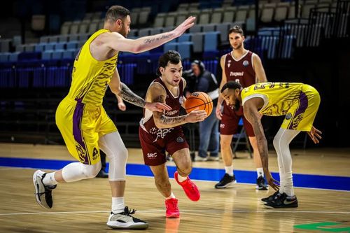 Situație absurdă în baschetul european! O echipă a rămas cu un singur jucător pe teren, iar meciul s-a încheiat în minutul 7