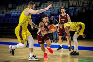 Situație absurdă în baschetul european! O echipă a rămas cu un singur jucător pe teren, iar meciul s-a încheiat în minutul 7