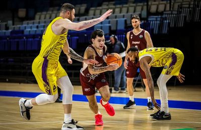 Situație absurdă în baschetul european! O echipă a rămas cu un singur jucător pe teren, iar meciul s-a încheiat în minutul 7