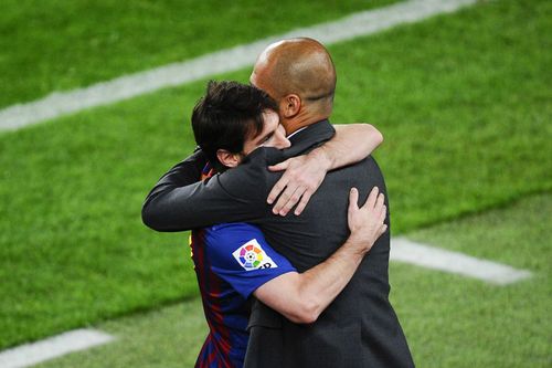 Pep Guardiola alături de Lionel Messi, pe vremea când spaniolul era antrenorul Barcelonei