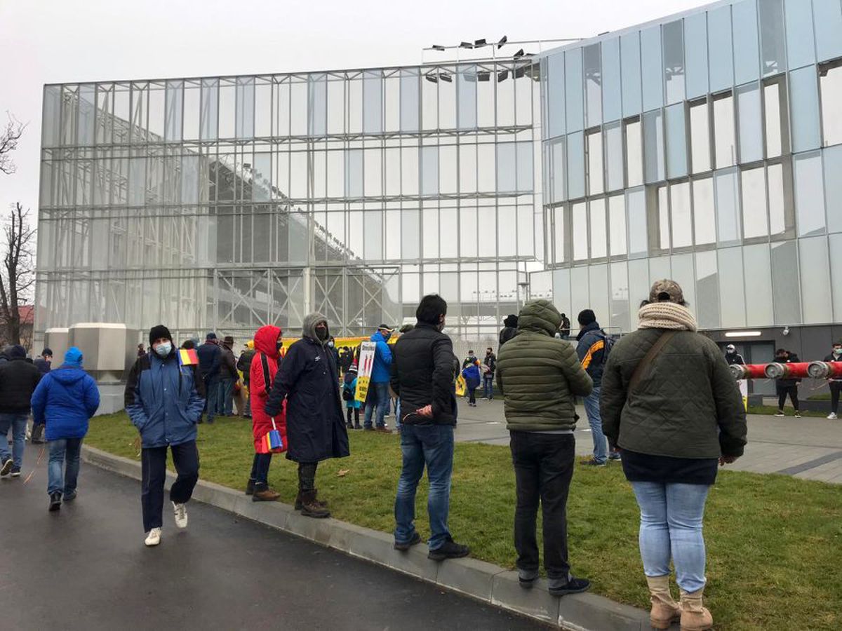 Protest la stadionul Arcul de Triumf, suporterii au ieșit în stradă