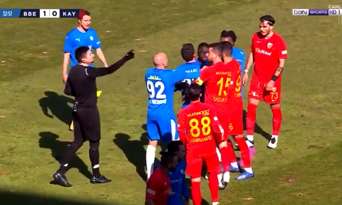 Criză de nervi în Erzurum - Kayserispor » Un jucător a vrut să sară la bătaie și a primit două cartonașe galbene într-un minut