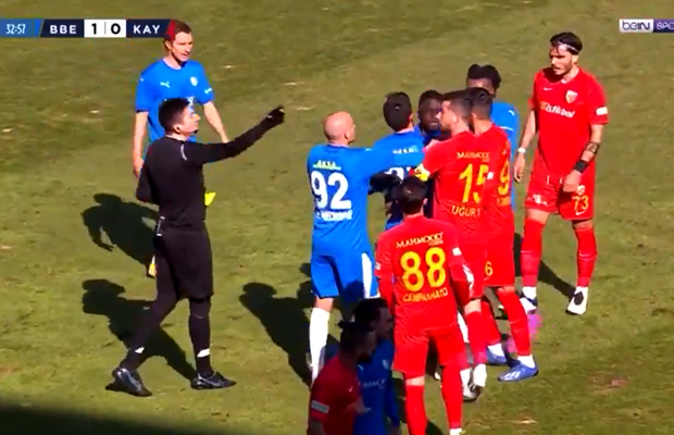 Criză de nervi în Erzurum - Kayserispor » Un jucător a vrut să sară la bătaie și a primit două cartonașe galbene într-un minut