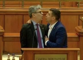 George Simion, incident HULIGANIC în Parlament: l-a bruscat pe ministrul Energiei Revoltă împotriva liderului AUR: „Cea mai mare amenințare pentru democrație”