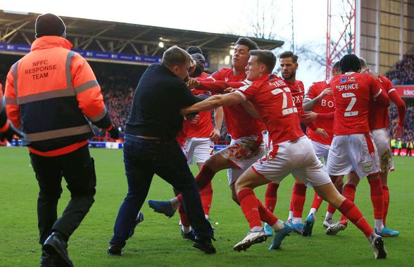 Un fan al lui Leicester a fost arestat, după ce a intrat pe teren și a lovit jucătorii adverși!