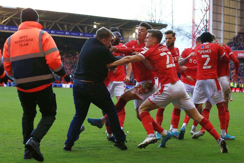 Un fan al lui Leicester a intrat pe teren și a lovit fotbaliștii adverși (Foto - Imago)