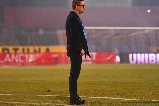 FC Botoșani a învins-o categoric pe Dinamo, scor 4-0. Fanii-finanțatori din programul DDB și-au pierdut răbdarea cu Flavius Stoican (45 de ani) și au demarat negocierile cu cehul Dusan Uhrin Jr. (54 de ani).