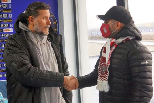 Nicolo Napoli, felicitat de un susținător al lui CFR Cluj / Sursă foto: www.sport.ro