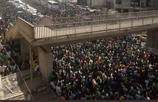Imagini incredibile » Zeci de mii de senegalezi au sfidat restricțiile împotriva Covid-19 și au sărbătorit pe străzi triumful de la Cupa Africii