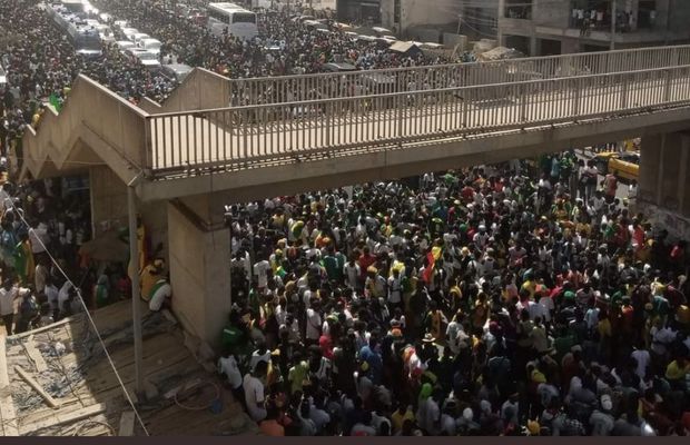 Imagini incredibile » Zeci de mii de senegalezi au sfidat restricțiile împotriva Covid-19 și au sărbătorit pe străzi triumful de la Cupa Africii