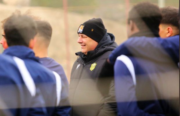 Acuzat că a „abuzat sexual și verbal jucătorii”, Șumudică ia atitudine: „Eu mai glumesc, mai iau jucătorii în brațe, îi mai pup. Dar să faci astfel de acuzații? Vor să-mi strice imaginea!”