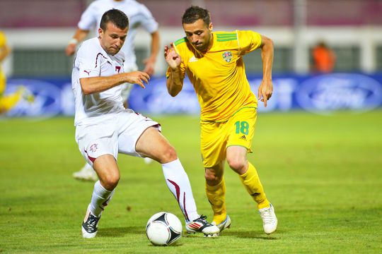Nemanja Milisavljevic (stânga) în duel cu Lucian Sânmărtean, foto: GSP