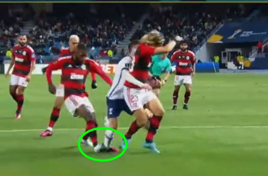 Tensiune maximă la Mondial! Istvan Kovacs a părăsit cu greu terenul după ce a acordat două penalty-uri și două „roșii” » Brazilienii de la Flamengo au protestat violent