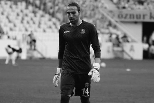 Ahmet Eyüp Türkaslan, 28 de ani, al doilea portar al Malatyei, a fost găsit astăzi fără suflare. Blocul în care locuia s-a prăbușit luni dimineață, în timpul primului cutremur mare care a lovit sud-estul Turciei.