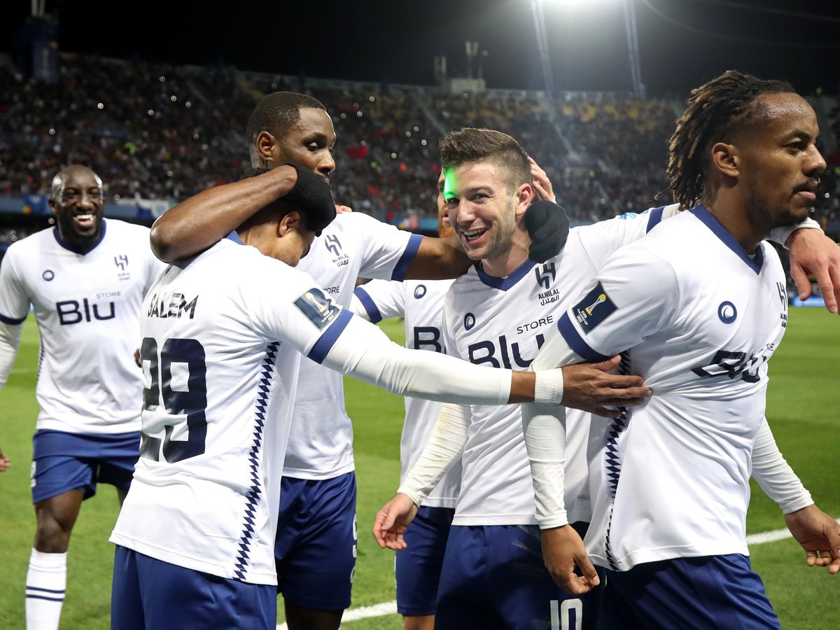 Tensiune maximă la Mondial! Istvan Kovacs a părăsit cu greu terenul după ce a acordat două penalty-uri și două „roșii” » Brazilienii de la Flamengo au protestat violent