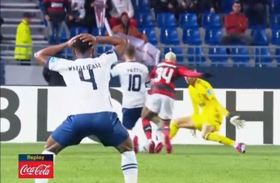 Tensiune maximă la Mondial! Istvan Kovacs a părăsit cu greu terenul după ce a acordat două penalty-uri și două „roșii” » Brazilienii de la Flamengo au protestat violent