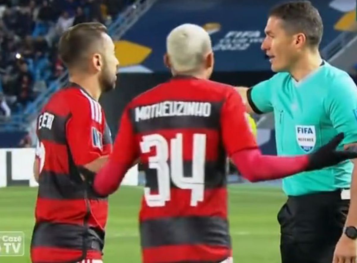 Tensiune maximă la Mondial! Istvan Kovacs a părăsit cu greu terenul după ce a acordat două penalty-uri și două „roșii” » Brazilienii de la Flamengo au protestat violent
