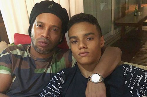 Ronaldinho, alături de fiul lui // sursă foto: Instagram @ _mendesjoao_